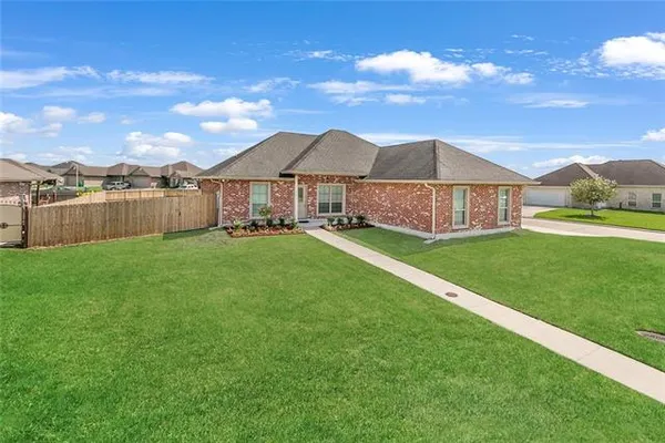 $299,900 | 2449 Ave Mont Martre, Gretna, LA 70056