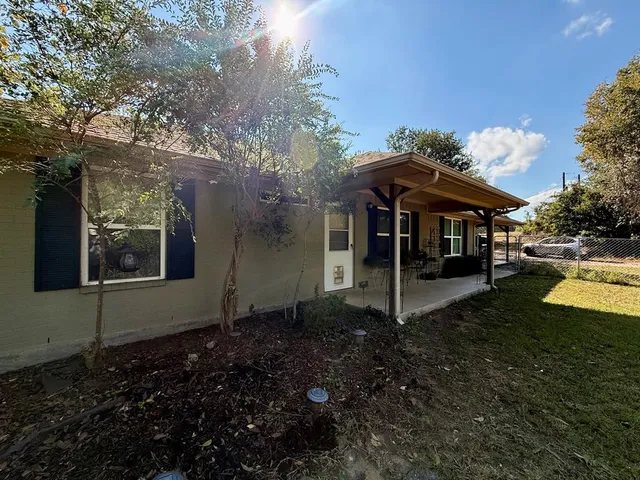 a view of a house with backyard and sitting area