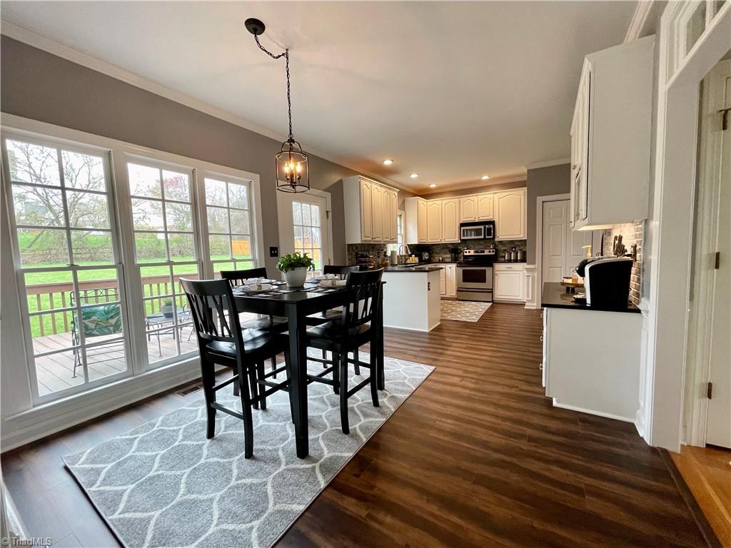 3248 Grandview Club Road Pfafftown, NC 27040 - Photo 6 of 49 Beautiful kitchen overlooks generous deck and fenced in level back yard.