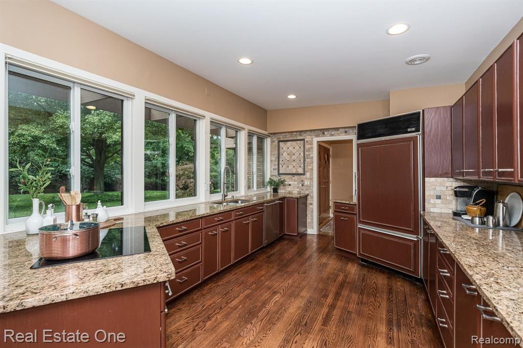 2083 Bonnie Brae Street Rochester Hills, MI 48309 - Photo 7 of 26