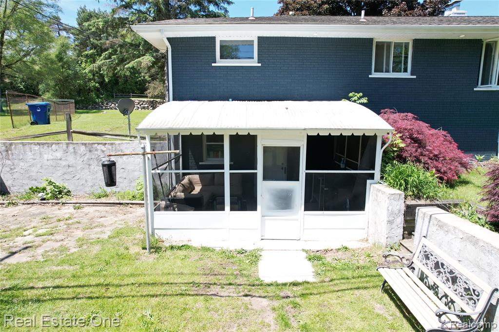 1325 South Hospital Road Waterford, MI 48327 - Photo 6 of 54