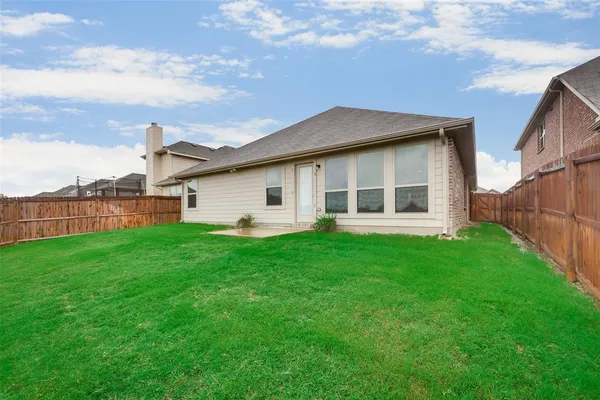 a view of a house with backyard