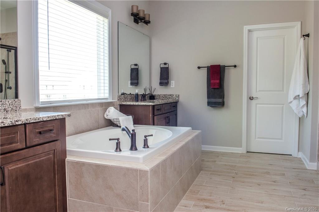 5554 Braddock Ml Way Lancaster, SC 29720 - Photo 15 of 33 a bathroom with a tub sink and mirror
