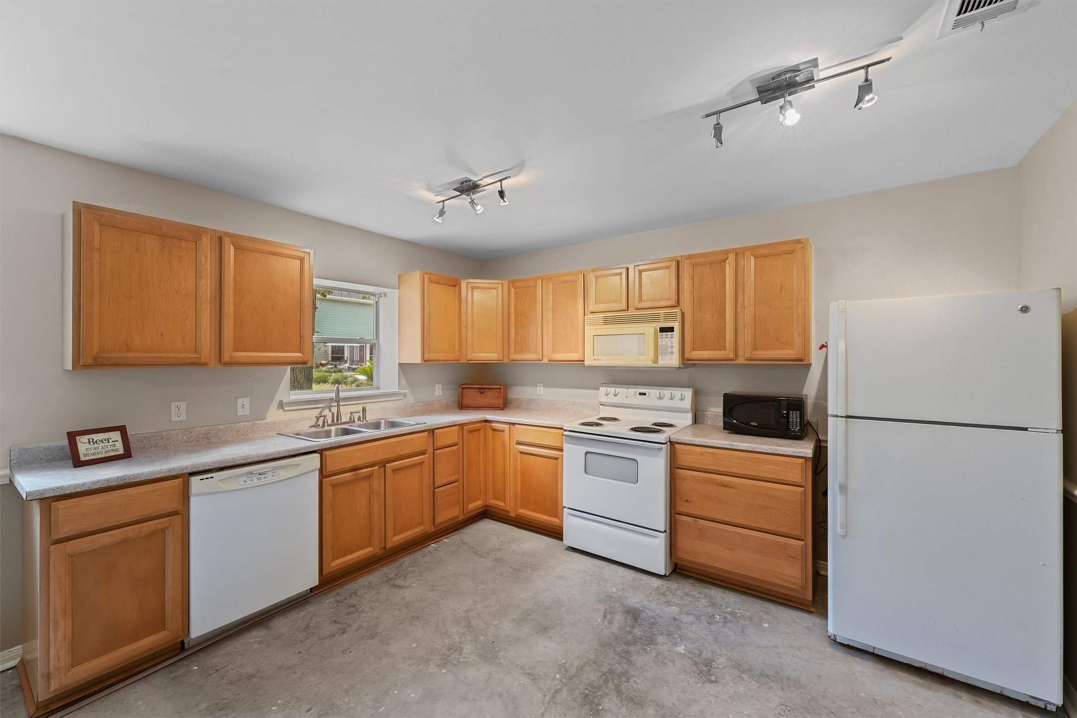 6803 Treaschwig Road Spring, TX 77373 - Photo 18 of 22 a kitchen with a sink stove and refrigerator