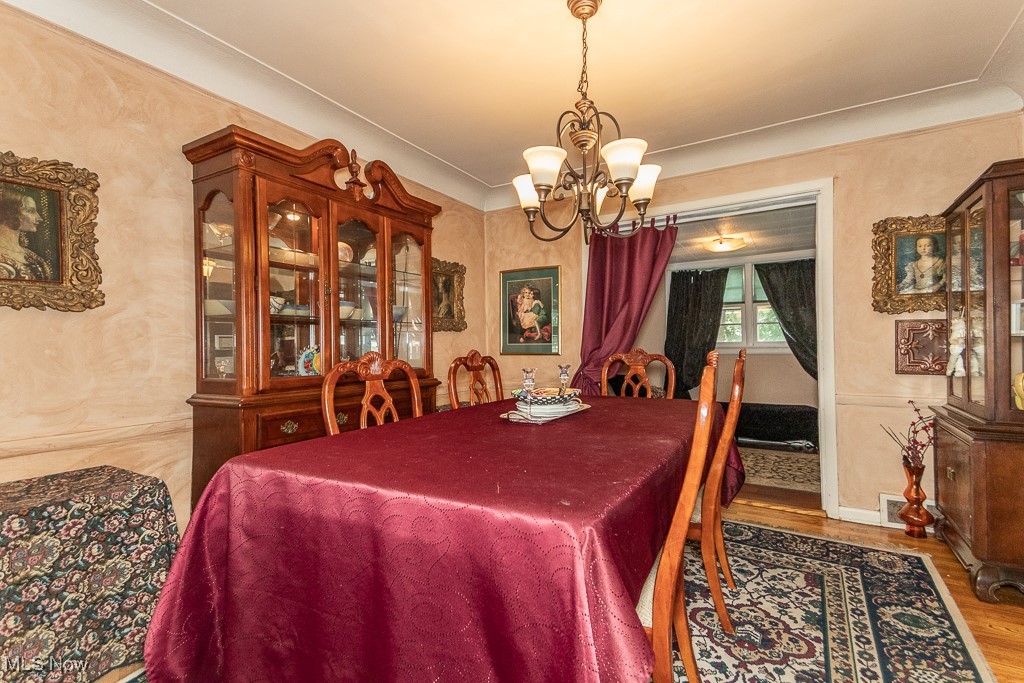 2372 Saybrook Road Cleveland, OH 44118 - Photo 10 of 36