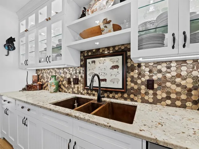 $1,950,000 | 340 Gulf Of Mexico Drive, Unit 112, Longboat Key, FL 34228