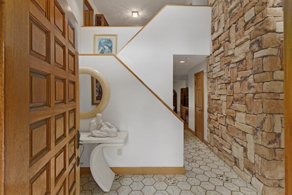 18 Hickory Hill Road Wakefield, MA 01880 - Photo 2 of 40 Gallery Image 2