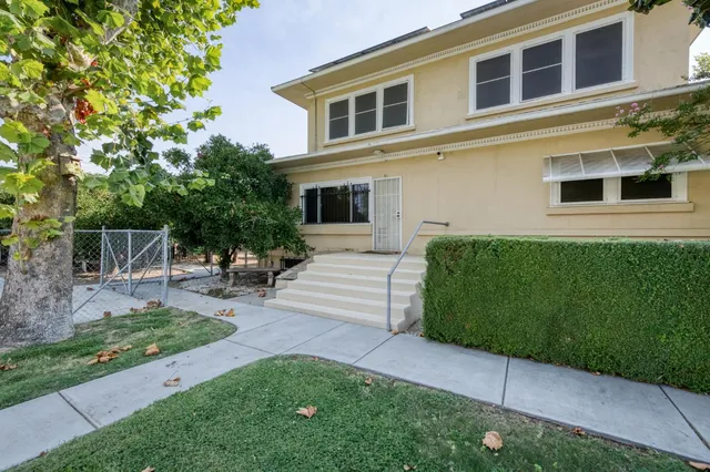 a view of an entryway of the house