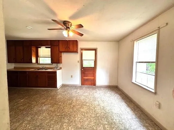$1,300 | 512 South Colorado Street, Whitney, TX 76692