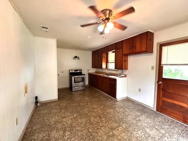 $1,300 | 512 South Colorado Street, Whitney, TX 76692