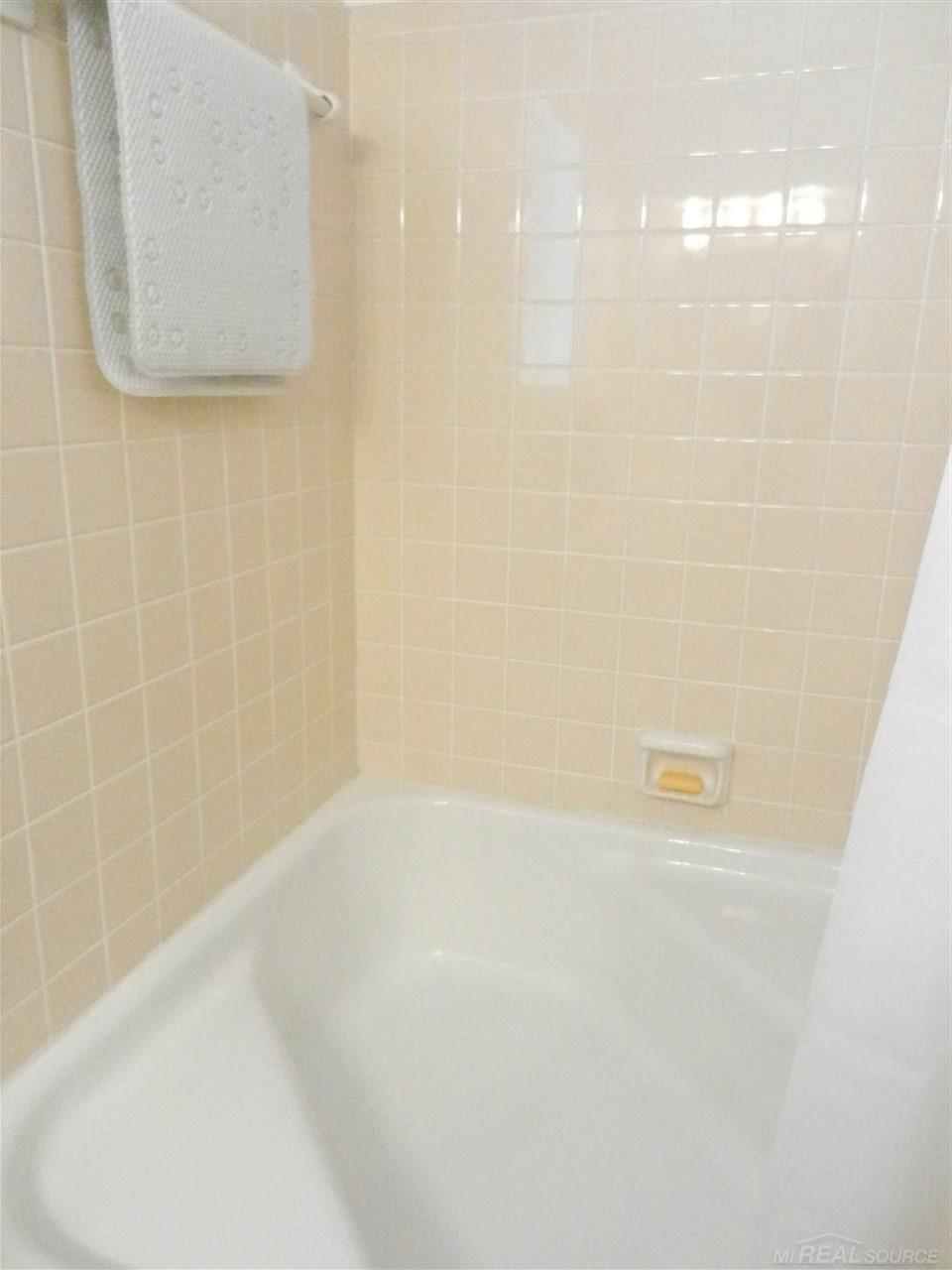 24301 Kelly Road, Unit 104 Eastpointe, MI 48021 - Photo 23 of 28