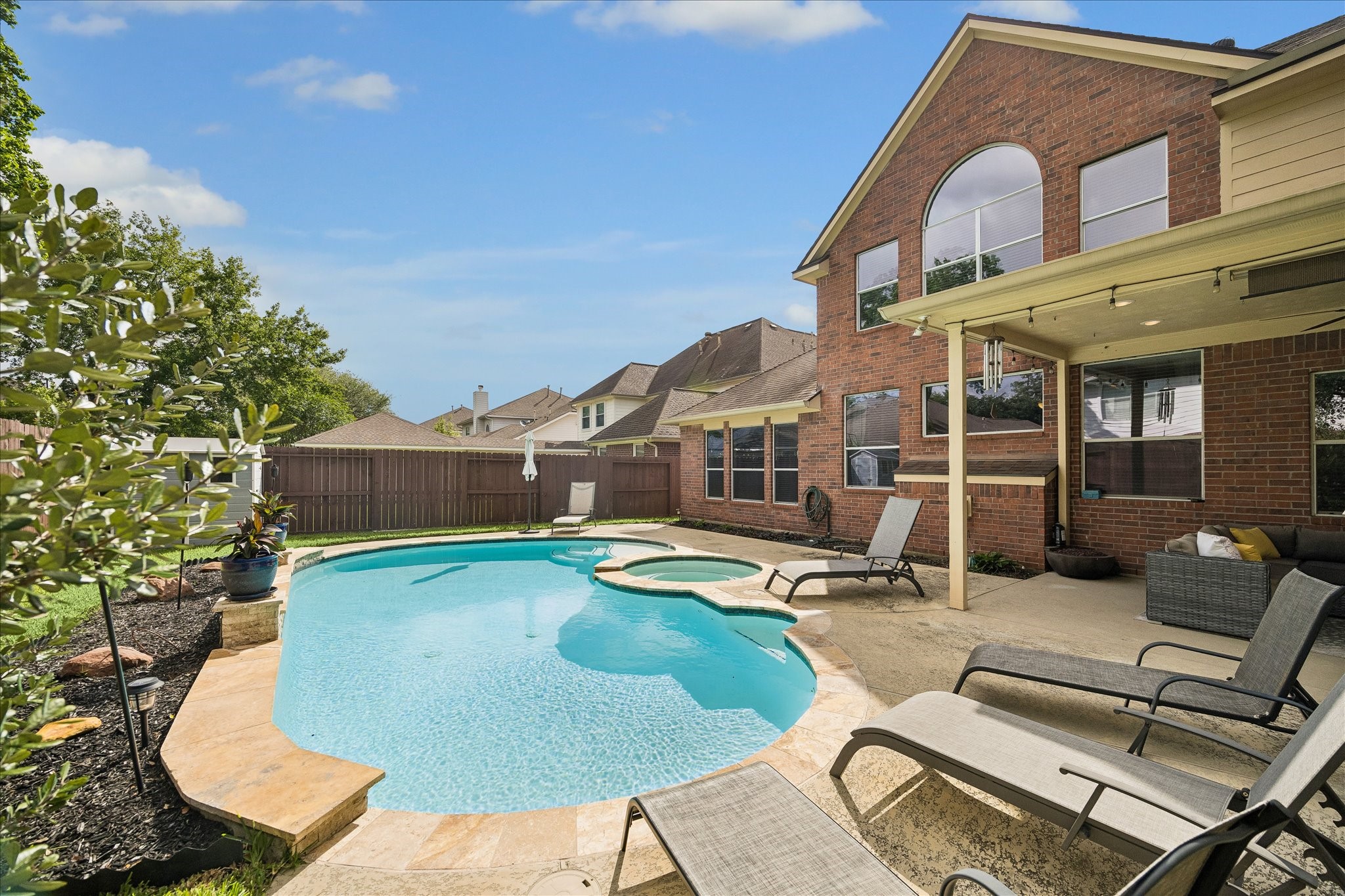 9122 Memorial Valley Drive Spring, TX 77379 - Photo 31 of 35 a view of a patio with chairs and tables