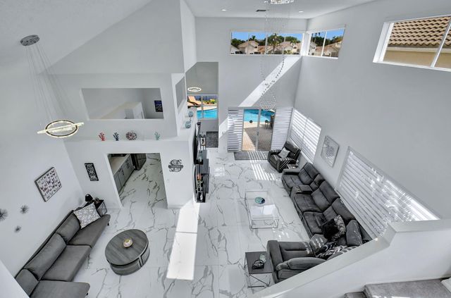 a view of entryway and livingroom with furniture