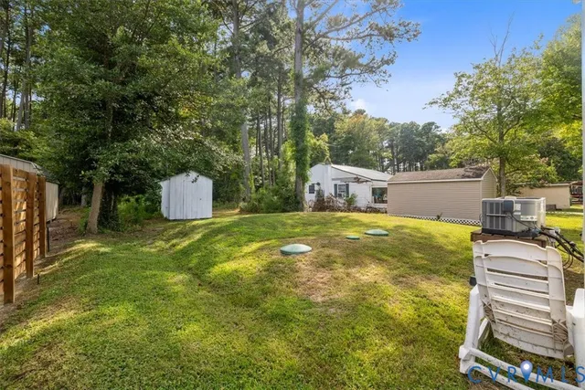 a view of a house with backyard