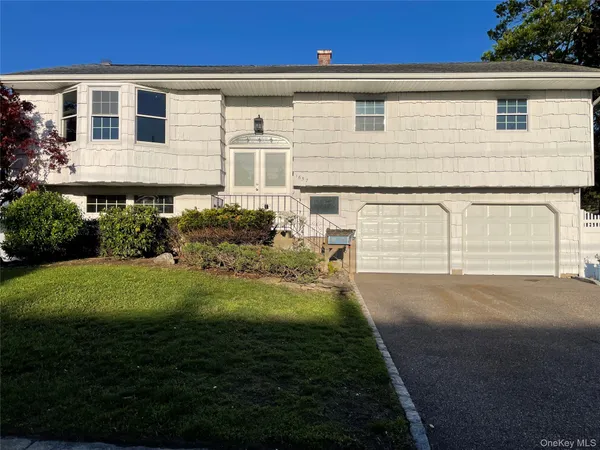 $799,000 | 1657 Fairfax Avenue, West Islip, NY 11795
