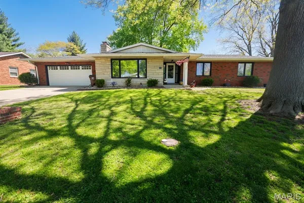 $299,000 | 212 North Deneen Street, Staunton, IL 62088