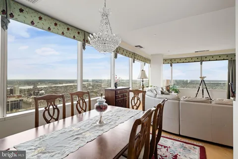 $1,100,000 | 50 South 16th Street, Unit 4210, Philadelphia, PA 19103
