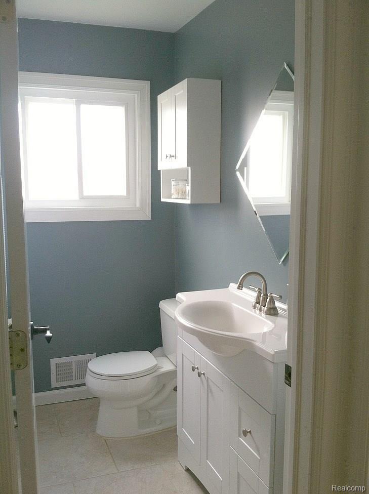 211 Reitman Court Rochester, MI 48307 - Photo 13 of 30 Dolland Upstairs Bathroom.jpg