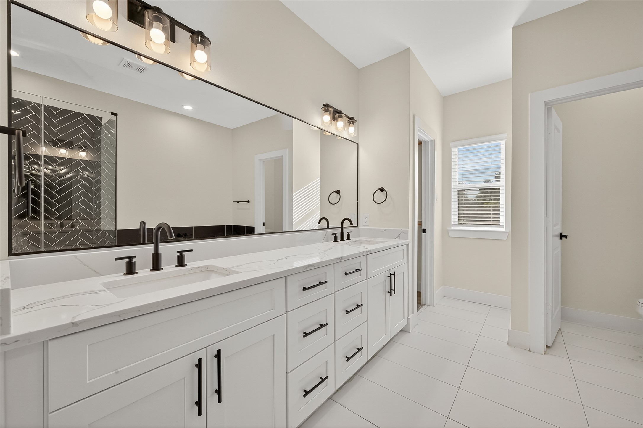 808 Fortune Street, Unit A Houston, TX 77088 - Photo 22 of 38 Dual vanity