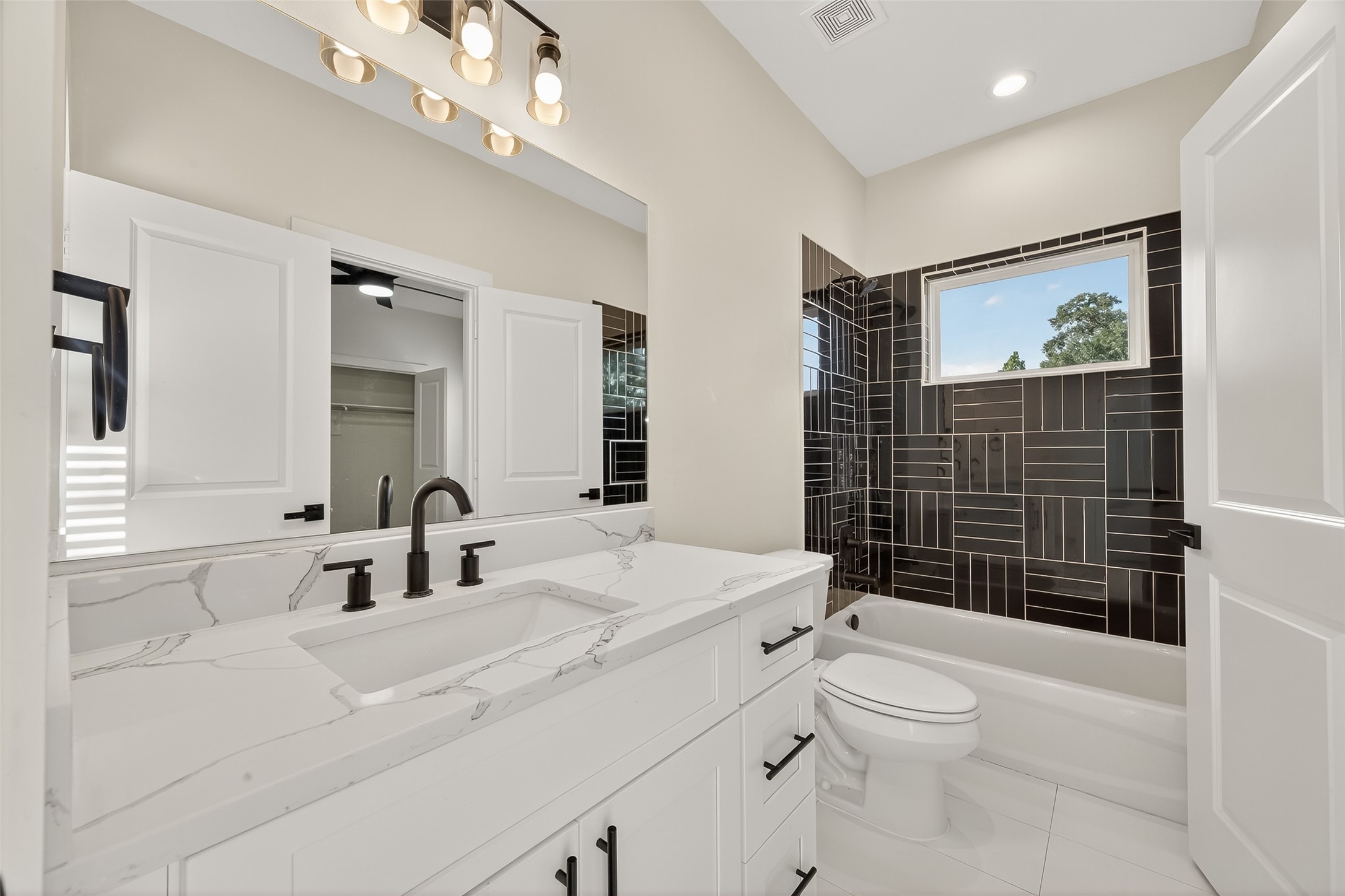 808 Fortune Street, Unit A Houston, TX 77088 - Photo 29 of 38 Jack and Jill bathroom b/t 2nd and 3rd bedrooms