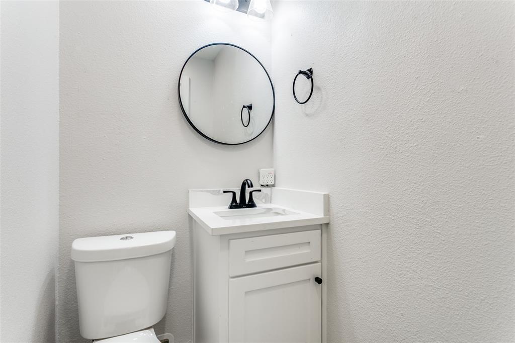 612 East Wall Street Grapevine, TX 76051 - Photo 23 of 33