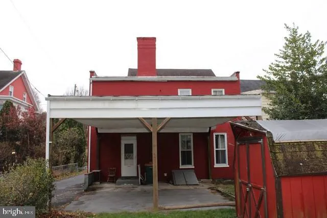 a view of a house with entryway