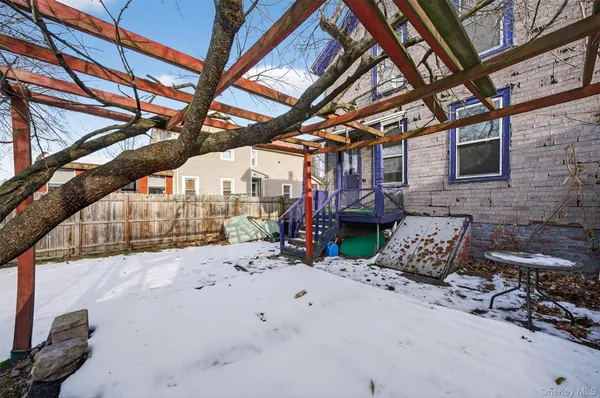 a view of entryway with a yard
