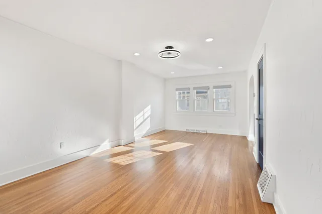 $124,900 | 301 West Oakland Avenue, Unit 4, Austin, MN 55912