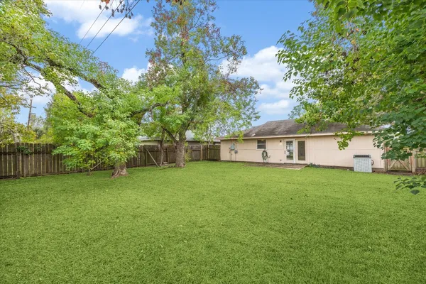 a view of a house with backyard and garden