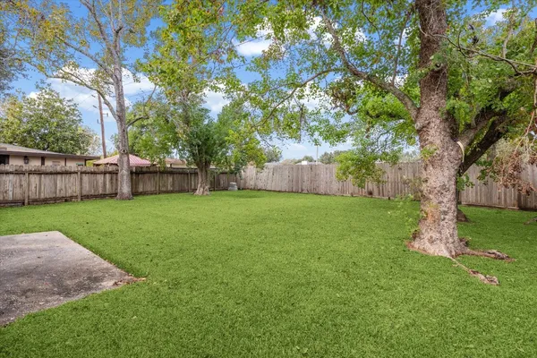 a view of a yard with a house