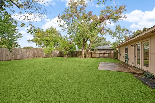 $1,690 | 2723 North Brompton Drive, Pearland, TX 77584