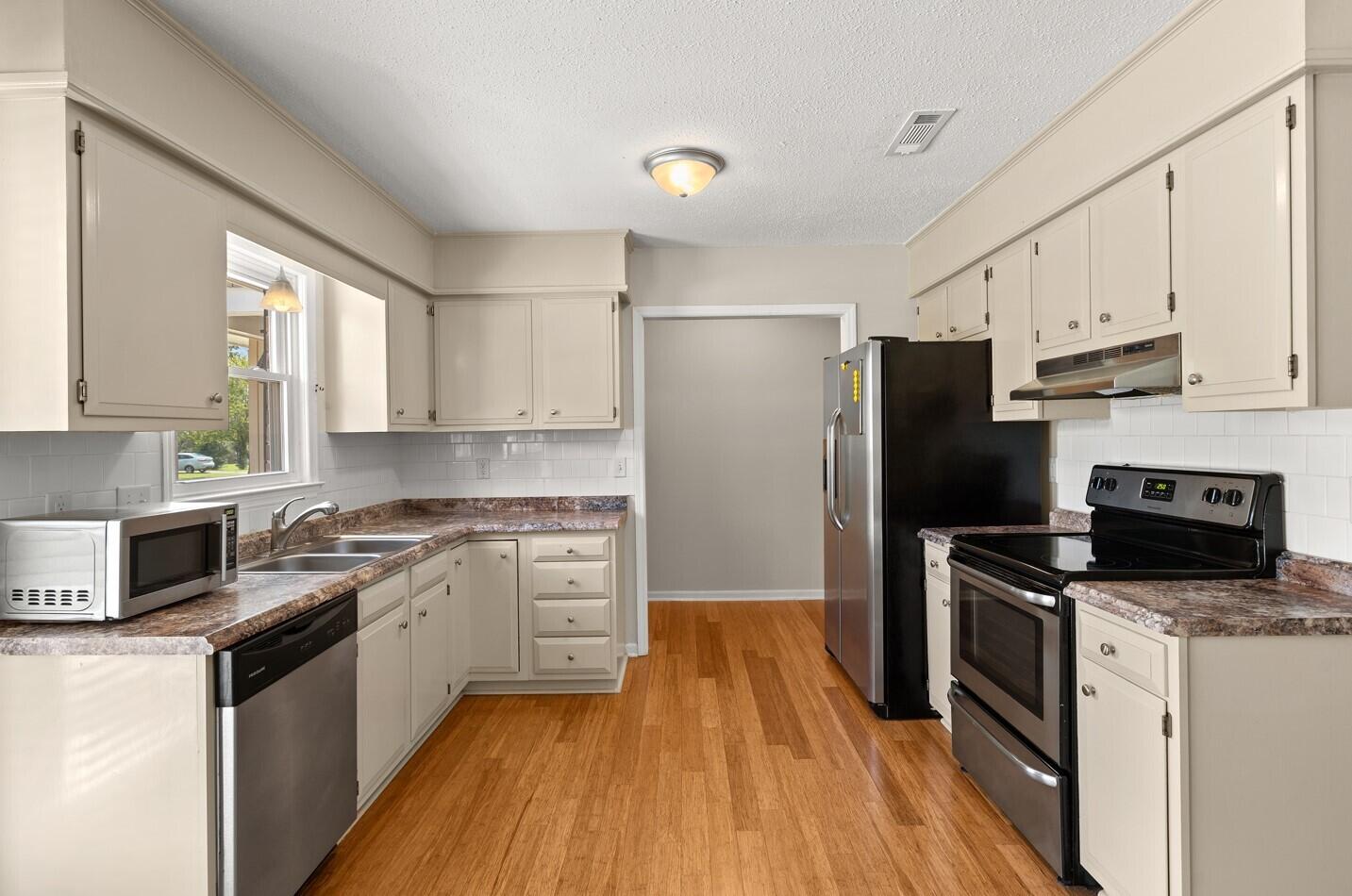 516 Longleaf Road Summerville, SC 29486 - Photo 15 of 33 Kitchen