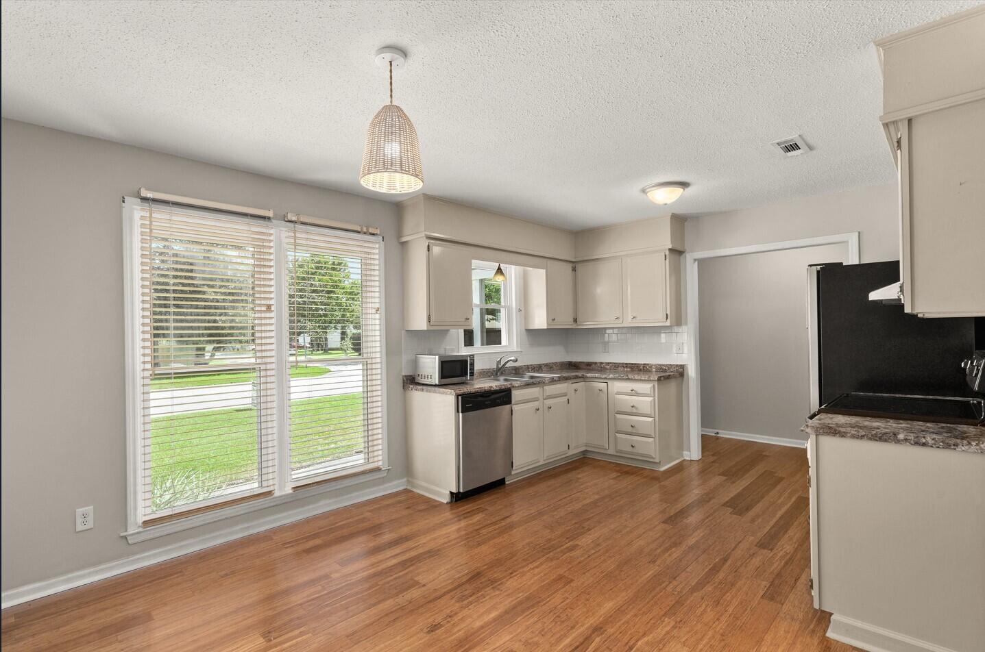 516 Longleaf Road Summerville, SC 29486 - Photo 16 of 33 Kitch_eat-in_2