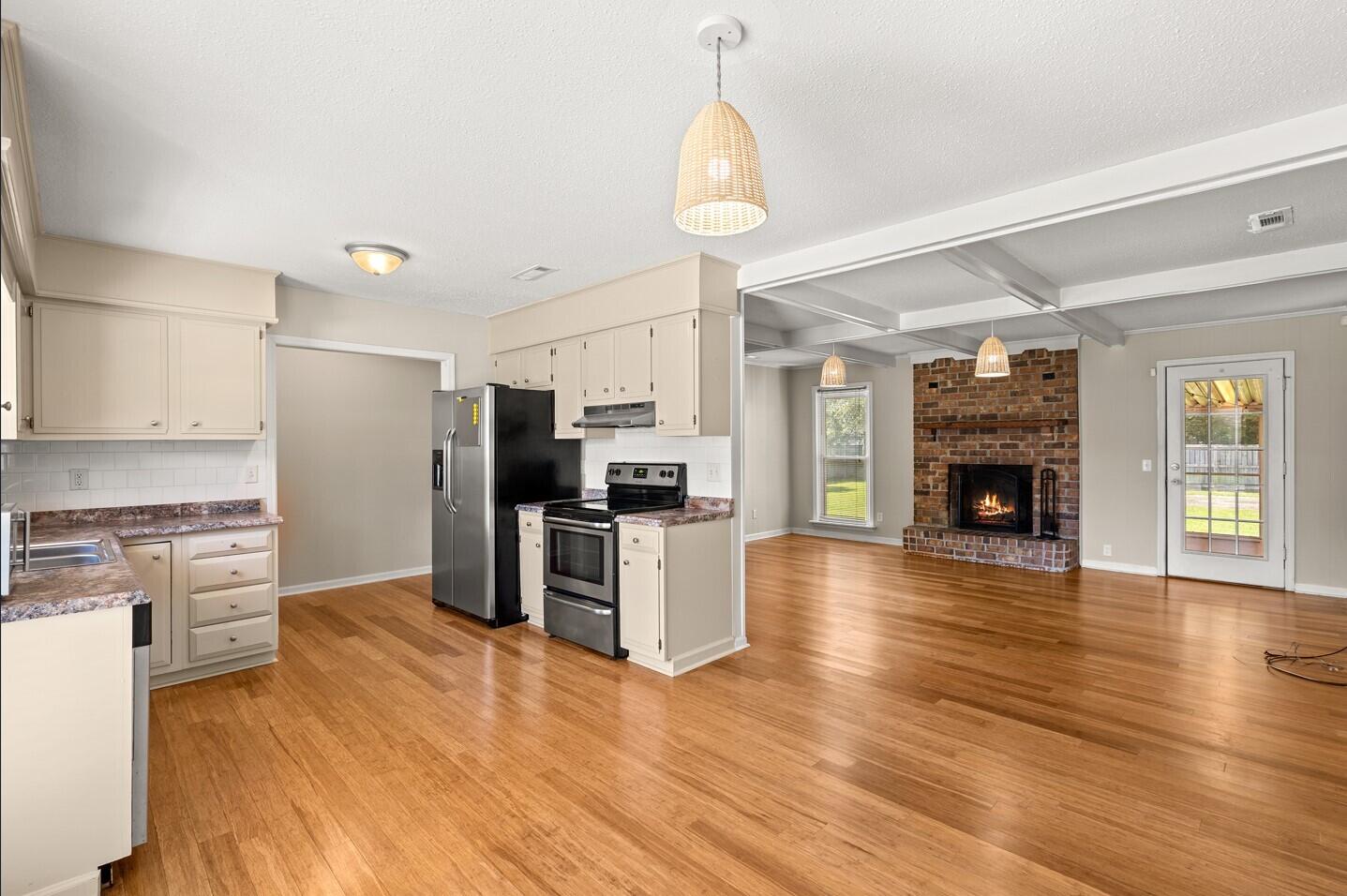 516 Longleaf Road Summerville, SC 29486 - Photo 18 of 33 Kitchen_eat-in_greatroom