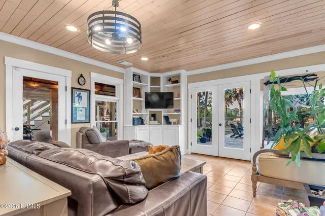 $995,000 | 7 Driftwood Drive, Bluffton, SC 29910