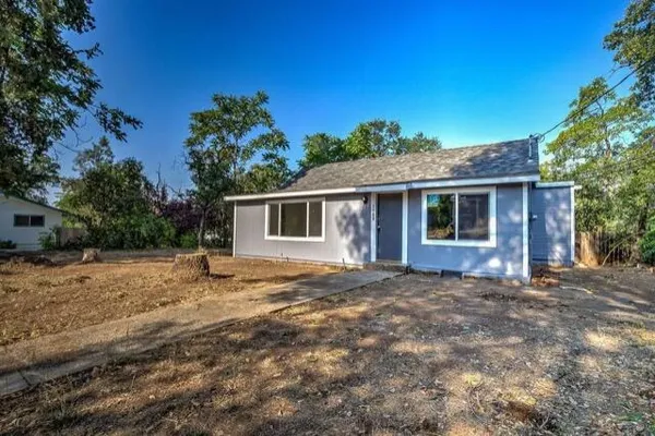 a view of a house with a yard