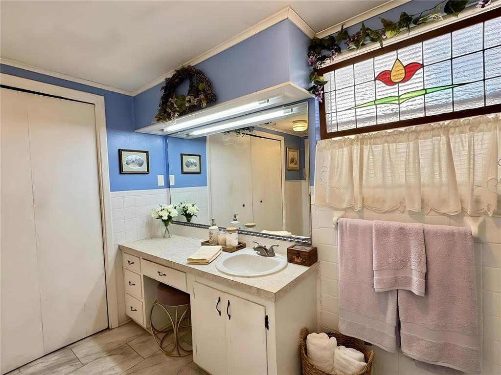 1505 Bonham Street Commerce, TX 75428 - Photo 24 of 39 Full Bath with walk in shower