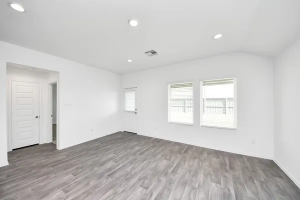 $2,200 | 2007 Woodlark Way, Sealy, TX 77474