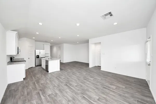 $2,200 | 2007 Woodlark Way, Sealy, TX 77474