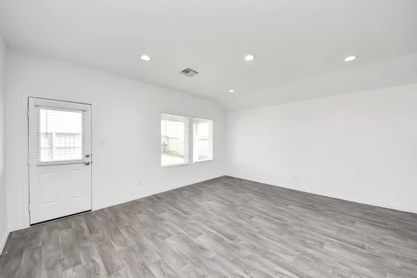 $2,200 | 2007 Woodlark Way, Sealy, TX 77474