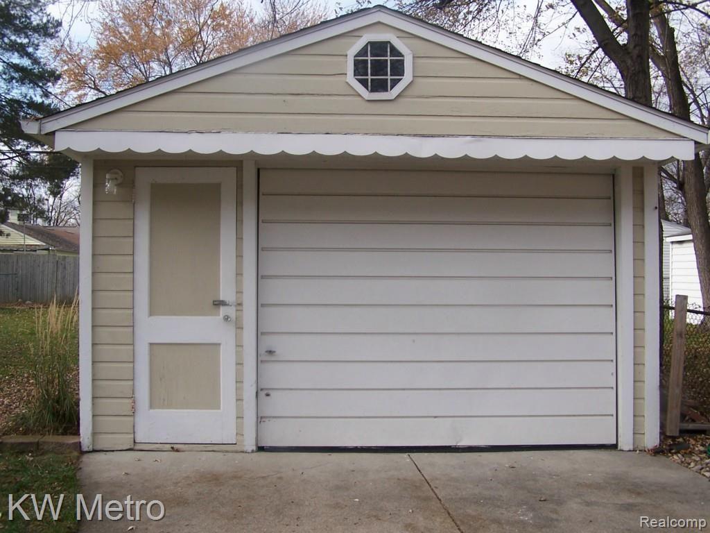 4017 Durham Road Royal Oak, MI 48073 - Photo 14 of 16 garage.jpg