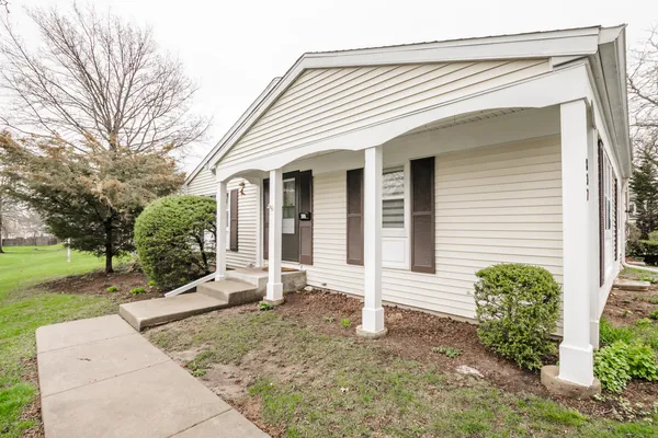 $295,000 | 837 Carnaby Court, Schaumburg, IL 60169