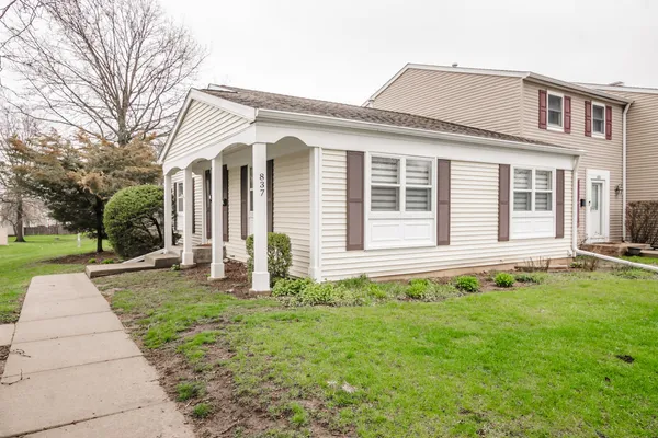 $295,000 | 837 Carnaby Court, Schaumburg, IL 60169