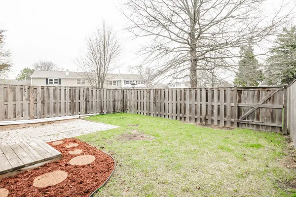 $295,000 | 837 Carnaby Court, Schaumburg, IL 60169