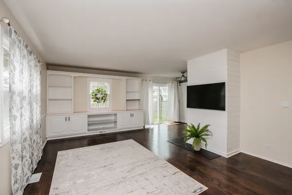 $295,000 | 837 Carnaby Court, Schaumburg, IL 60169