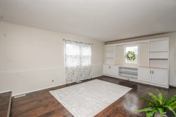 $295,000 | 837 Carnaby Court, Schaumburg, IL 60169