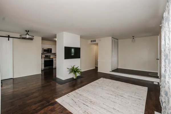 $295,000 | 837 Carnaby Court, Schaumburg, IL 60169