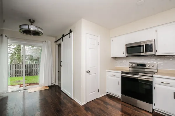 $295,000 | 837 Carnaby Court, Schaumburg, IL 60169