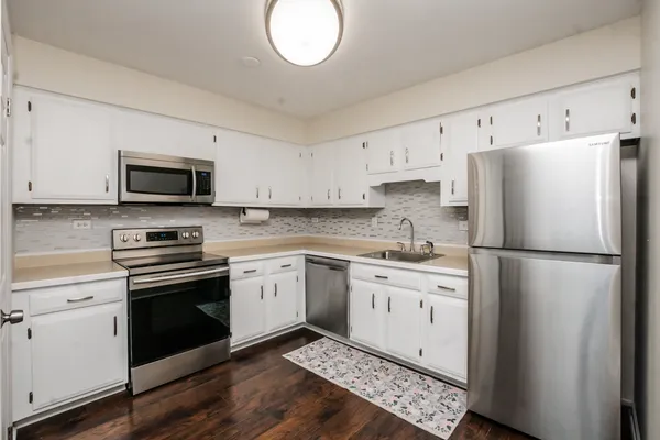 $295,000 | 837 Carnaby Court, Schaumburg, IL 60169