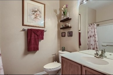 340 Portsmouth Drive Georgetown, TX 78633 - Photo 12 of 17 a bathroom with a toilet a sink and a mirror